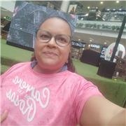 Niñera ayudando con las tareas escolares